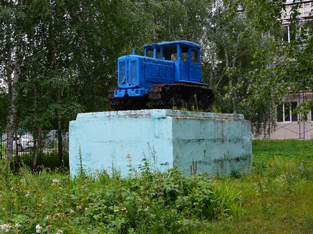 Ядрин. Памятник трактору Т - 74. - Пётр Чернега Ядрин. Памятник трактору Т - 74. - Пётр Чернега