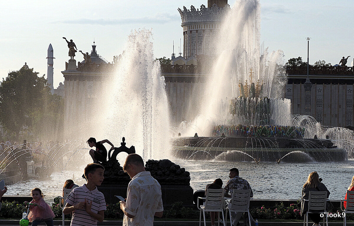 у фонтана - Олег Лукьянов у фонтана - Олег Лукьянов