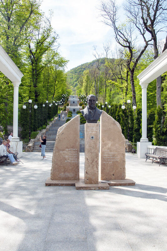 На каскадной лестнице курортного парка. Доктору Фёдору Петровичу Гаазу - Gen 