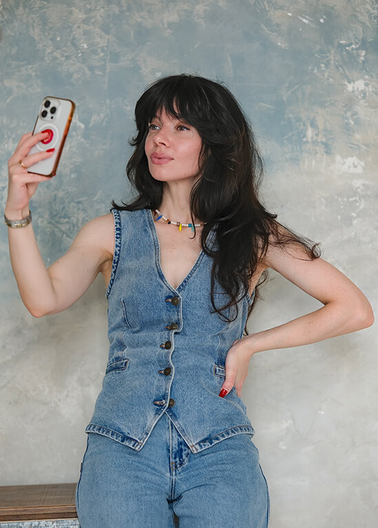 Девушка и смартфон - Dmitry i Mary S