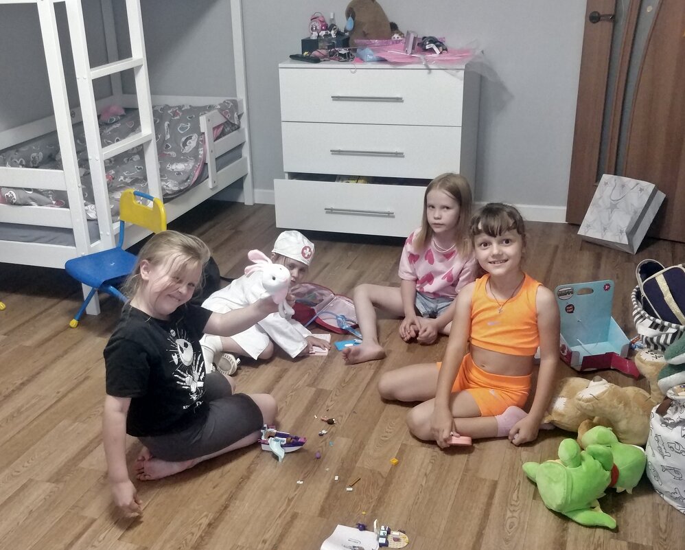 Играют подруги - Андрей Хлопонин