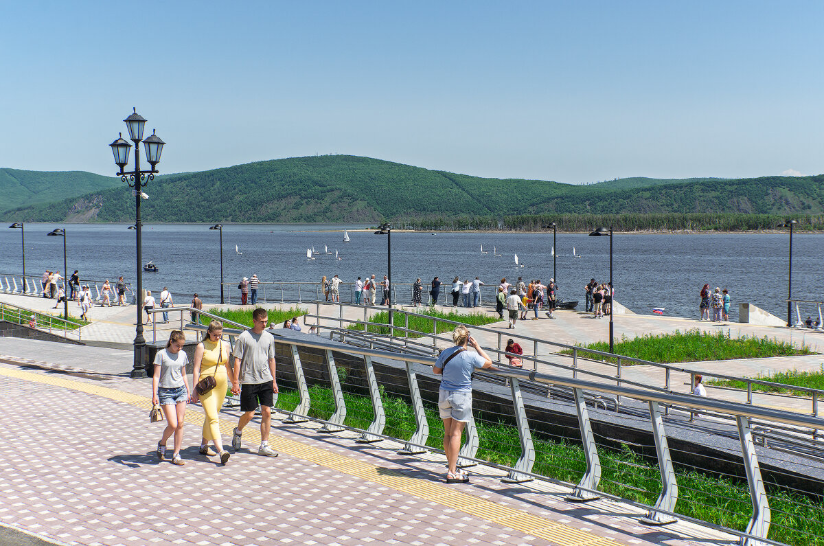 На набережной у Амура. - Виктор Иванович Чернюк