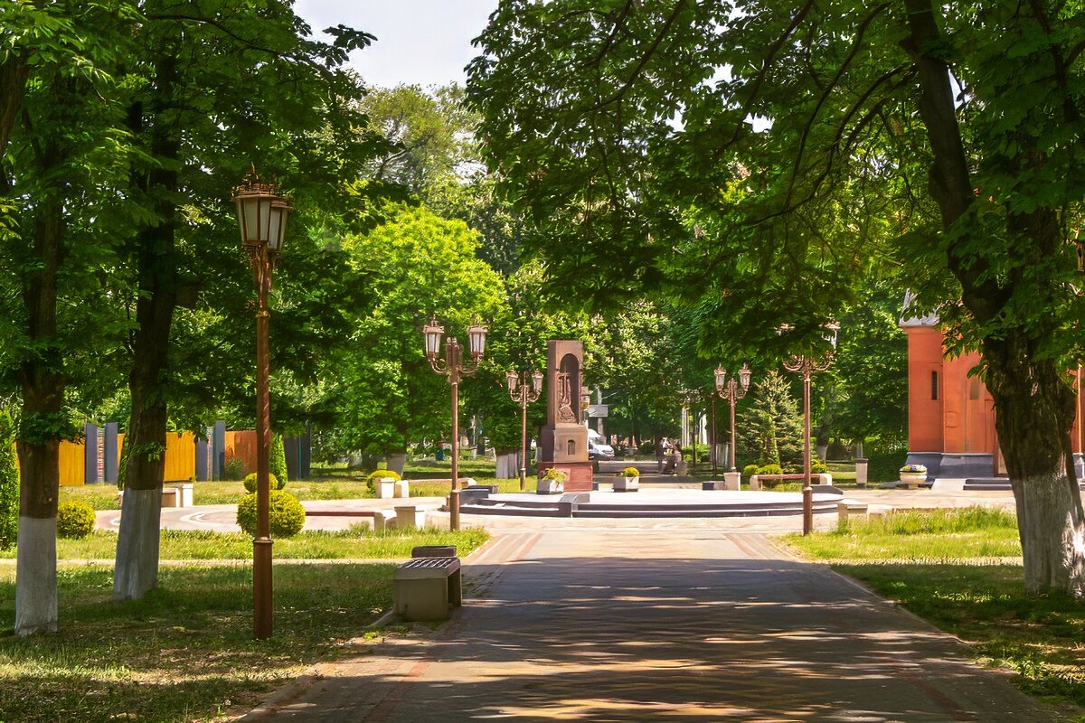 В одном из парков Армавира - Игорь Сикорский В одном из парков Армавира - Игорь Сикорский