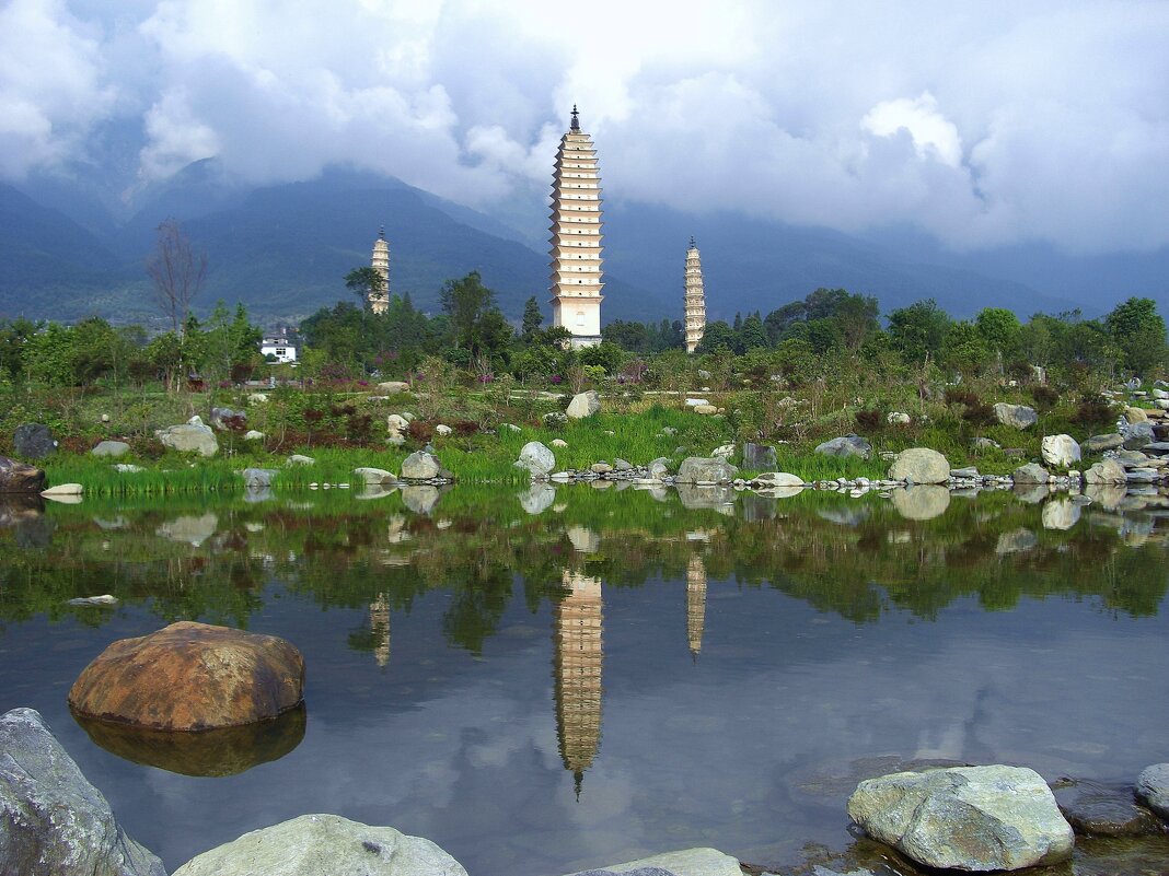 Три пагоды в китайском городе Дали. - unix (Илья Утропов)