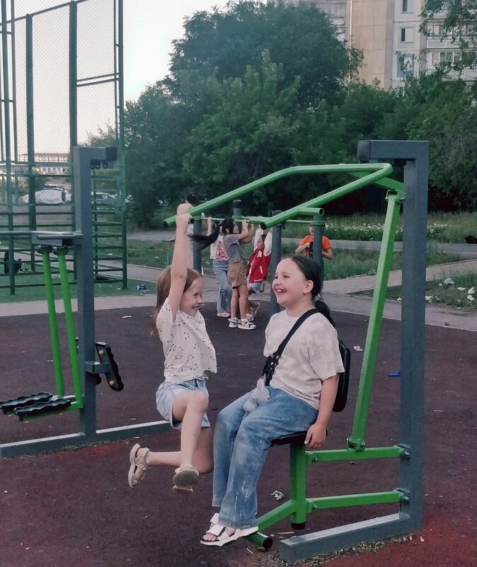 Уличная качалка девчонок. - Андрей Хлопонин Уличная качалка девчонок. - Андрей Хлопонин