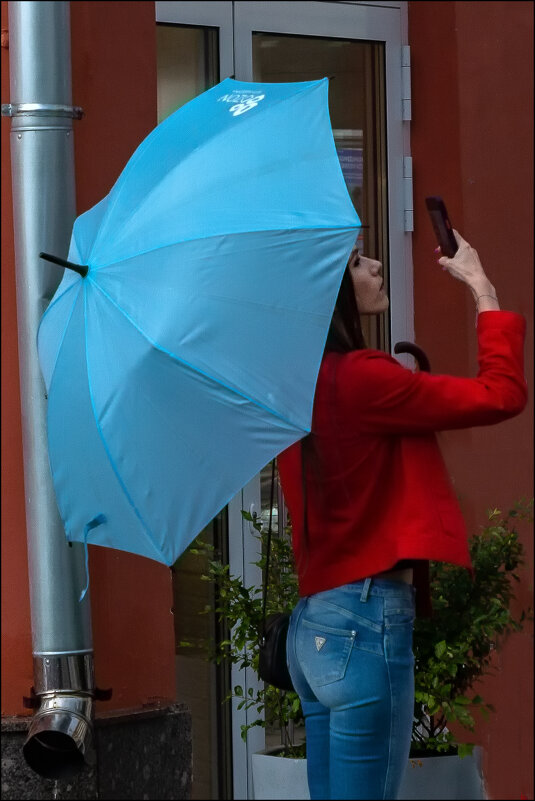 Девушка в красной куртке и с зонтом цвета воды - Александр Тарноградский Девушка в красной куртке и с зонтом цвета воды - Александр Тарноградский