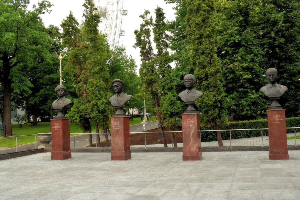 Скульптурный ансамбль "Пионеры-герои". - Татьяна Помогалова