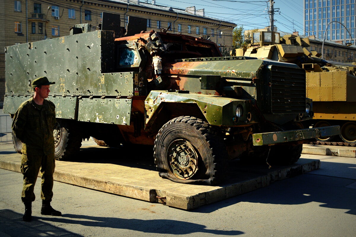 Кто к нам с мечом придёт, тот  вот таким уйдёт - Татьяна Лютаева