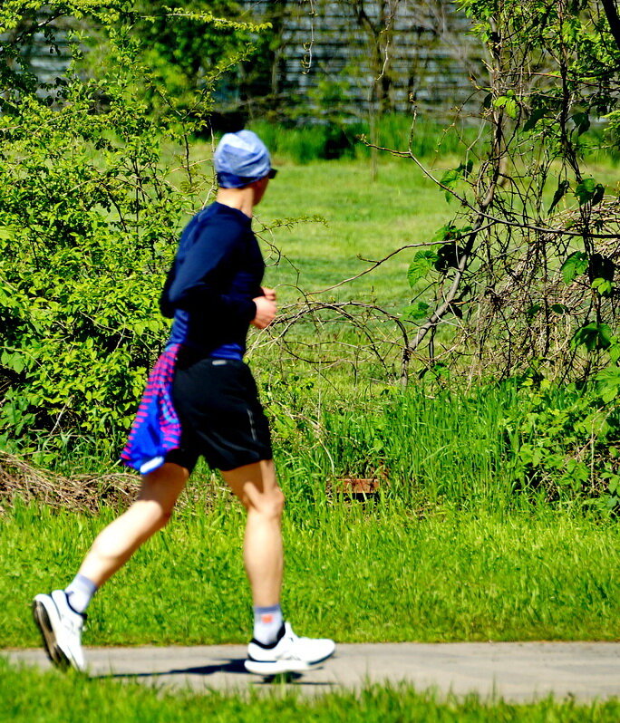 Бег укрепляет здоровье... - Николай Саржанов