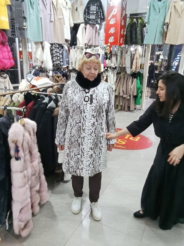 Примерка в одном из магазинов мехового центра - Виктор 