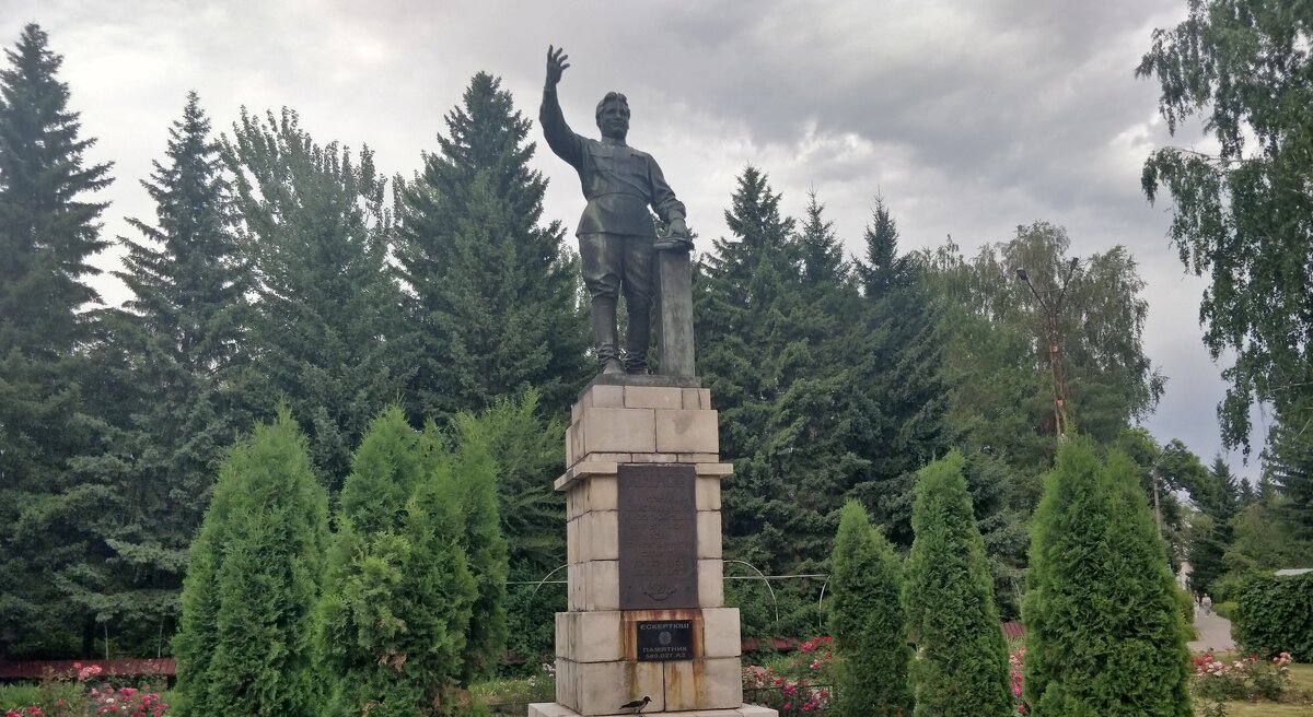 Стоит Товарищ Киров - Андрей Хлопонин