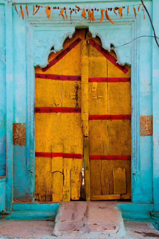 красивая старая дверь жилого дома - Георгий А