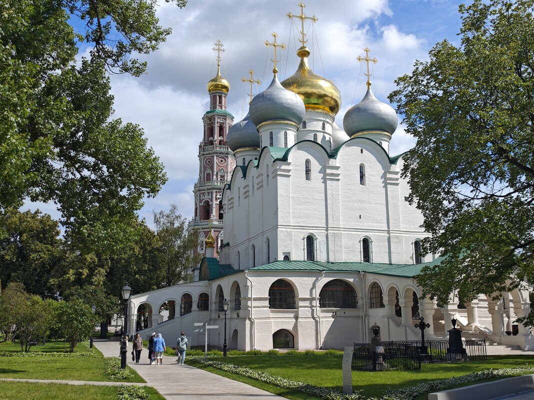 В Новодевичьем монастыре - <<< Наташа >>>