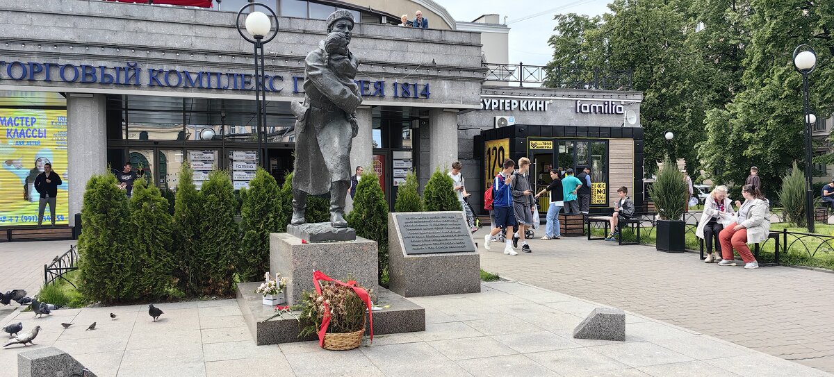 Ленинград. Площадь у Нарвских ворот. Памятник блокадному милиционеру - Стальбаум Юрий 