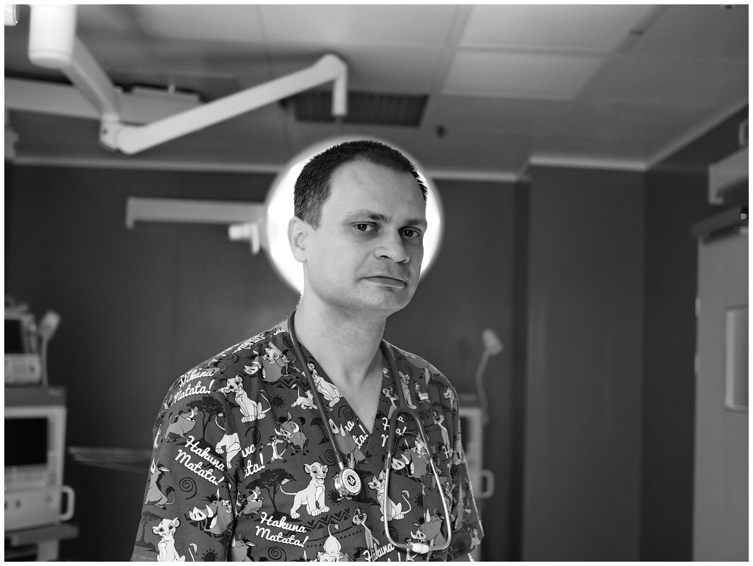 Портрет детского доктора в интерьере - Михаил Зобов