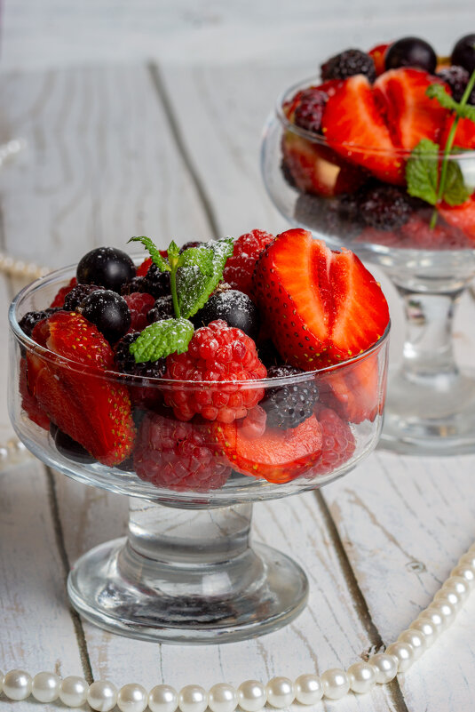 Креманка  ос  свежими сезонными   ягодами - Тамара Нижельская