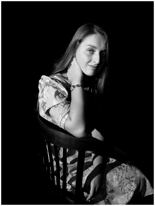 Женский портрет на темном фоне - Михаил Зобов