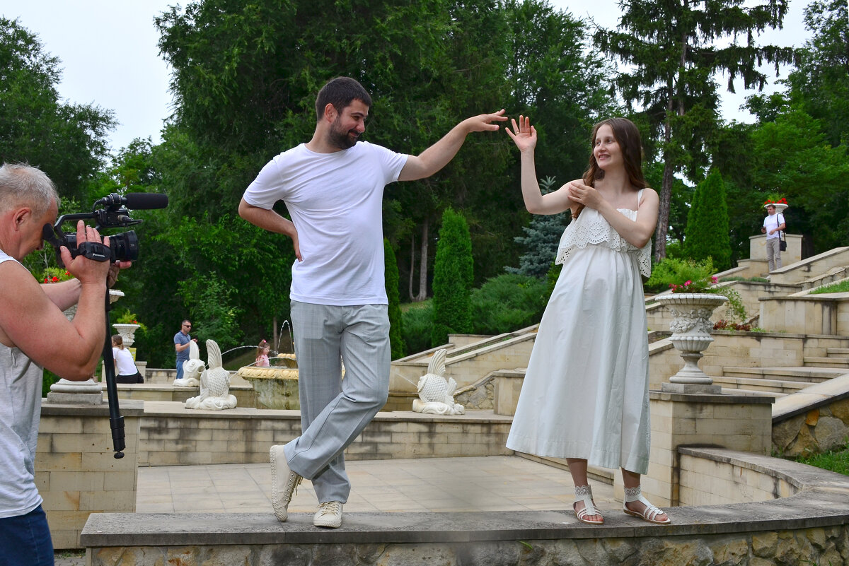 Прогулка у фонтана 4 - александр донченко