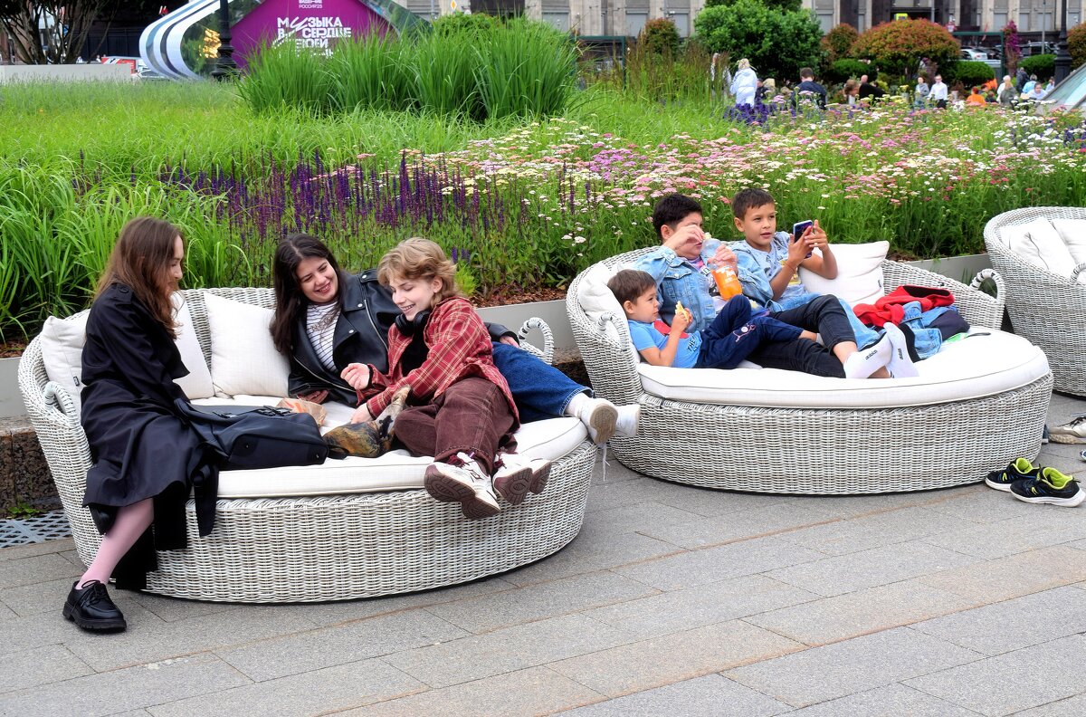 Место для отдыха после прогулки или встречи с друзьями. - Татьяна Помогалова