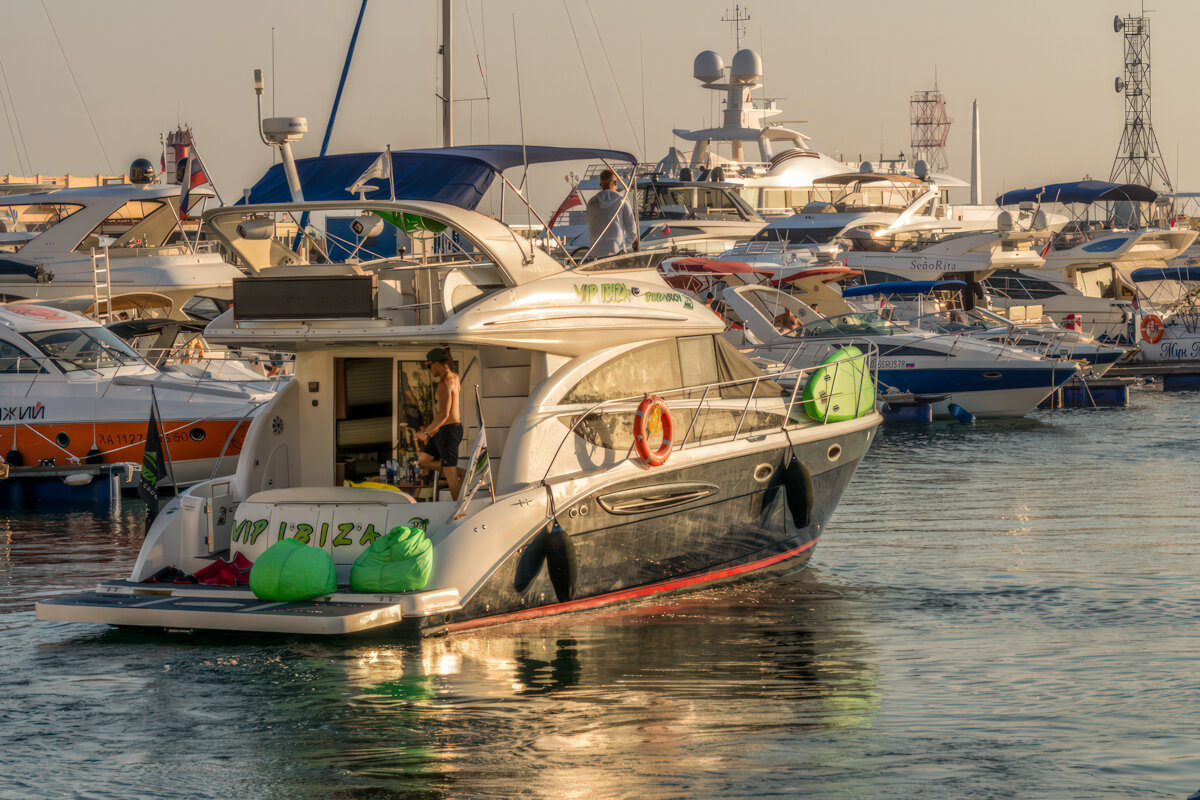 В порту города Сочи - Игорь Сикорский В порту города Сочи - Игорь Сикорский
