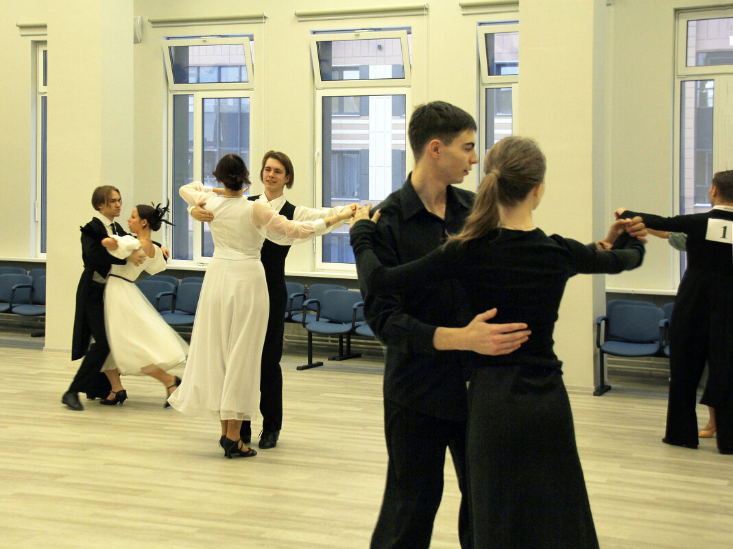 Танцуют начинающие - Александр Рябчиков