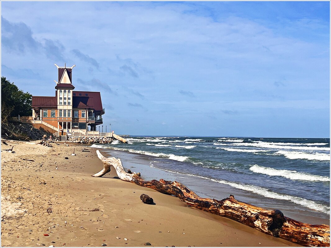 Море, берег и ресторан-отель "Гранд Монополь". - Валерия Комова