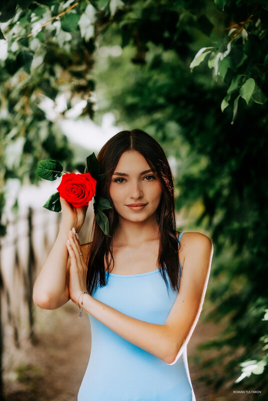 Полина с красной розой - Роман 