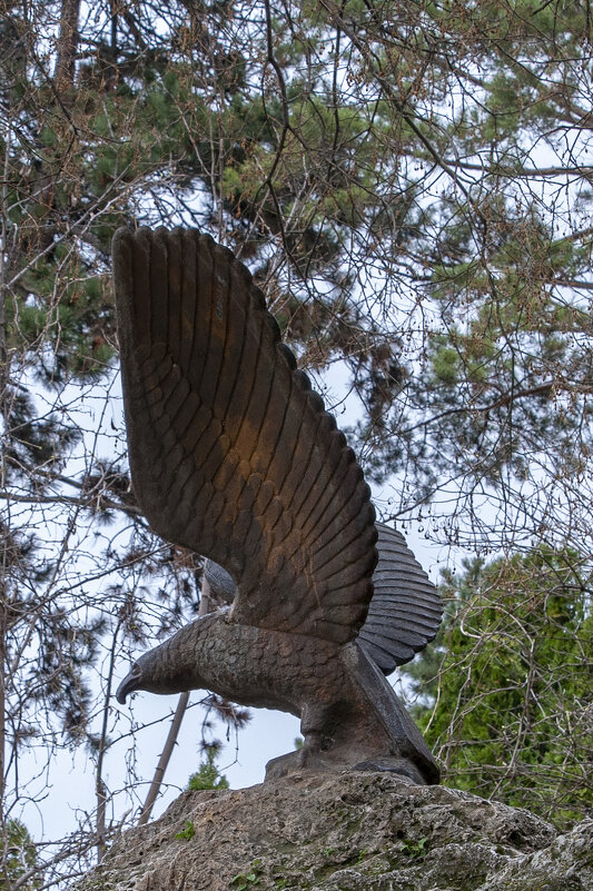 Курортный парк. Орёл - символ Кавказских Минеральных Вод. - Gen 