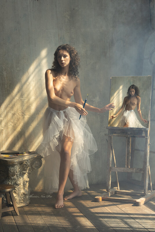 Автопортрет художницы через два зеркала - Shurix Neo