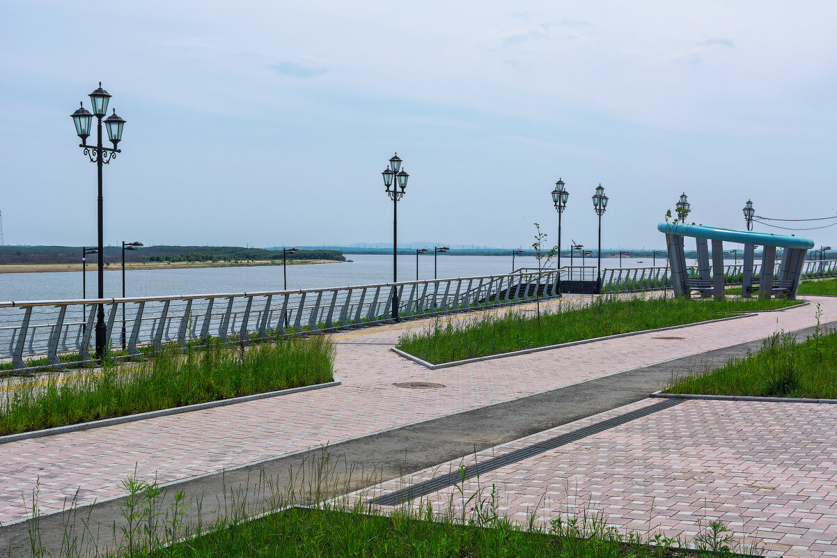 На набережной у Амура. - Виктор Иванович Чернюк