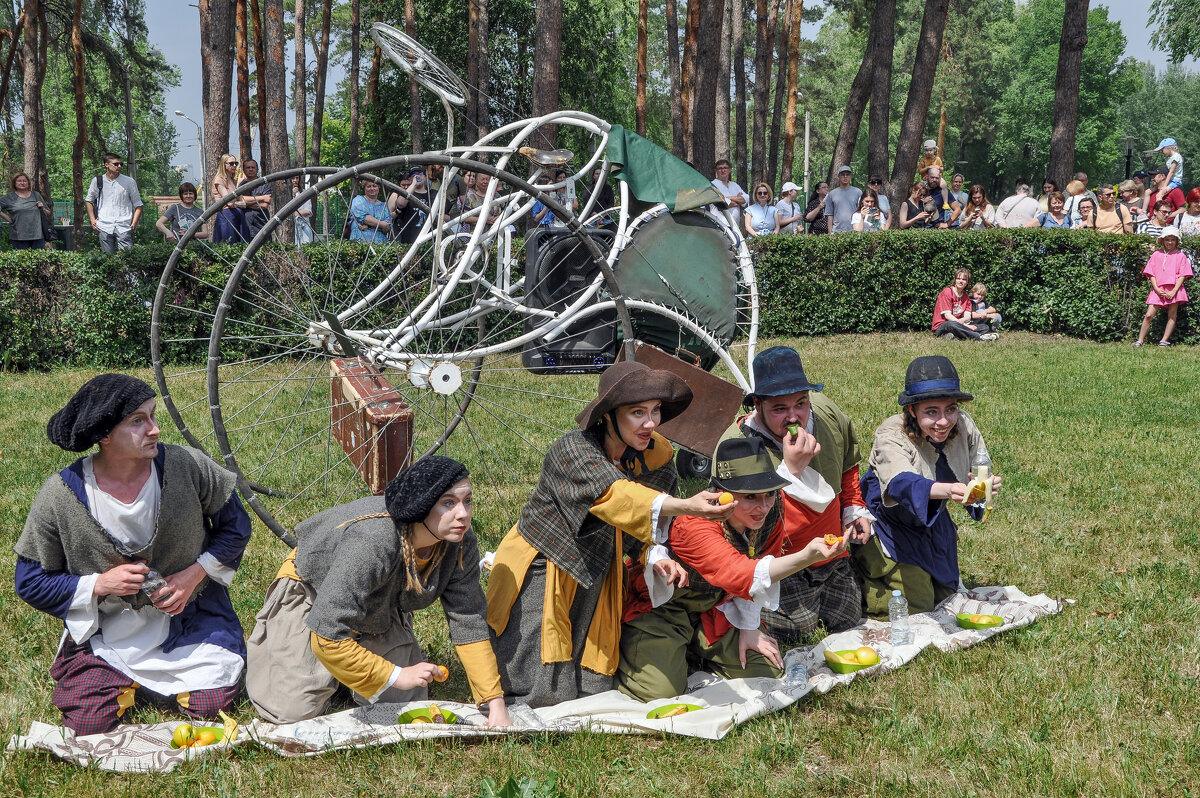 Может вы хотите угоститься? (уличный театр "Пластилиновый дождь") - Татьяна Машошина