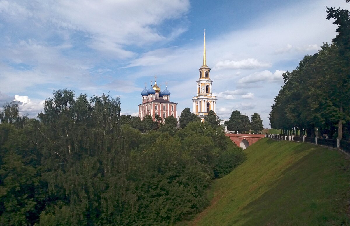 Вид на Успенский собор с колокольней - Galina Solovova