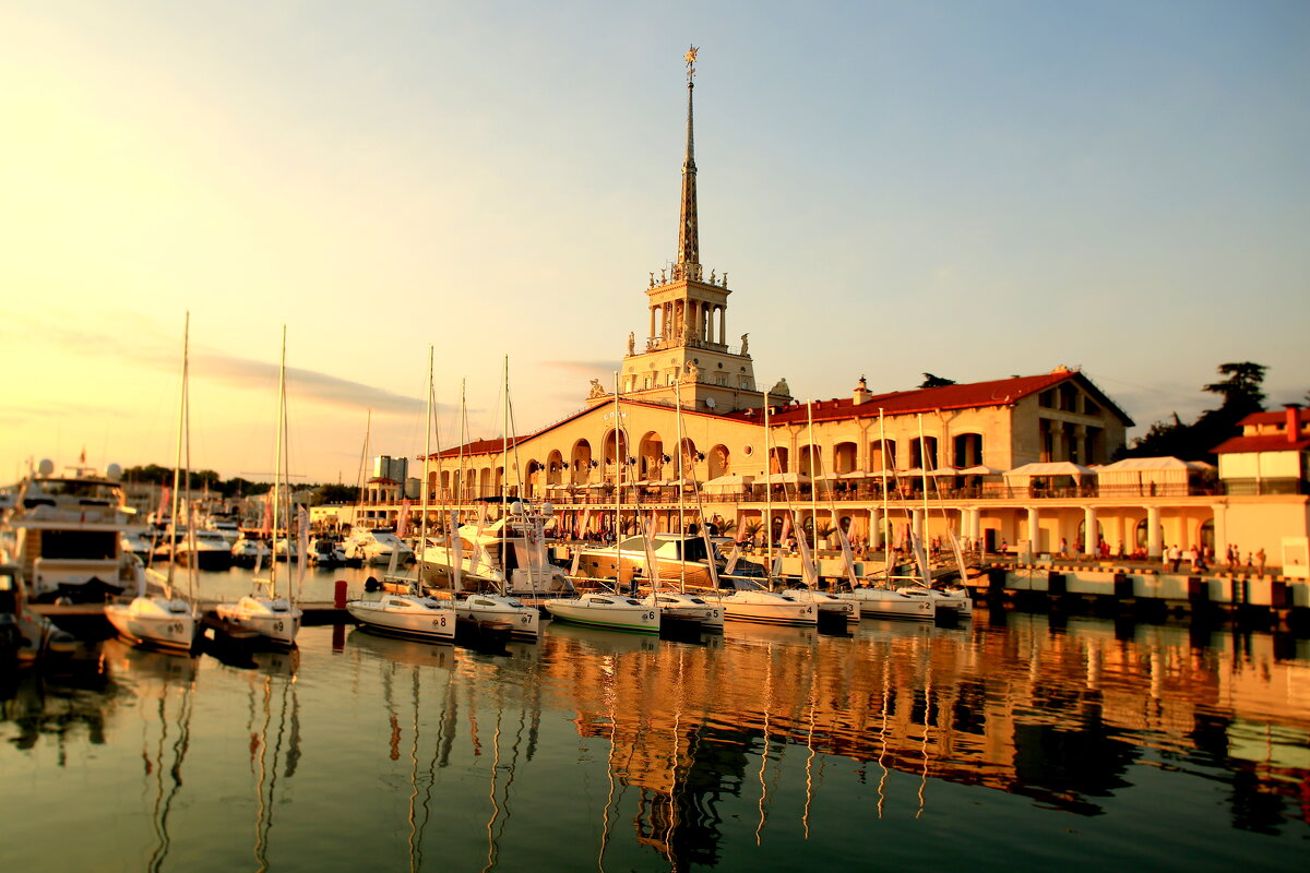 Морской вокзал  Сочи на закате - Валерий 