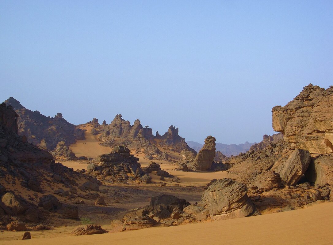 Скалистый пейзаж в пустыне Сахара. - unix (Илья Утропов)