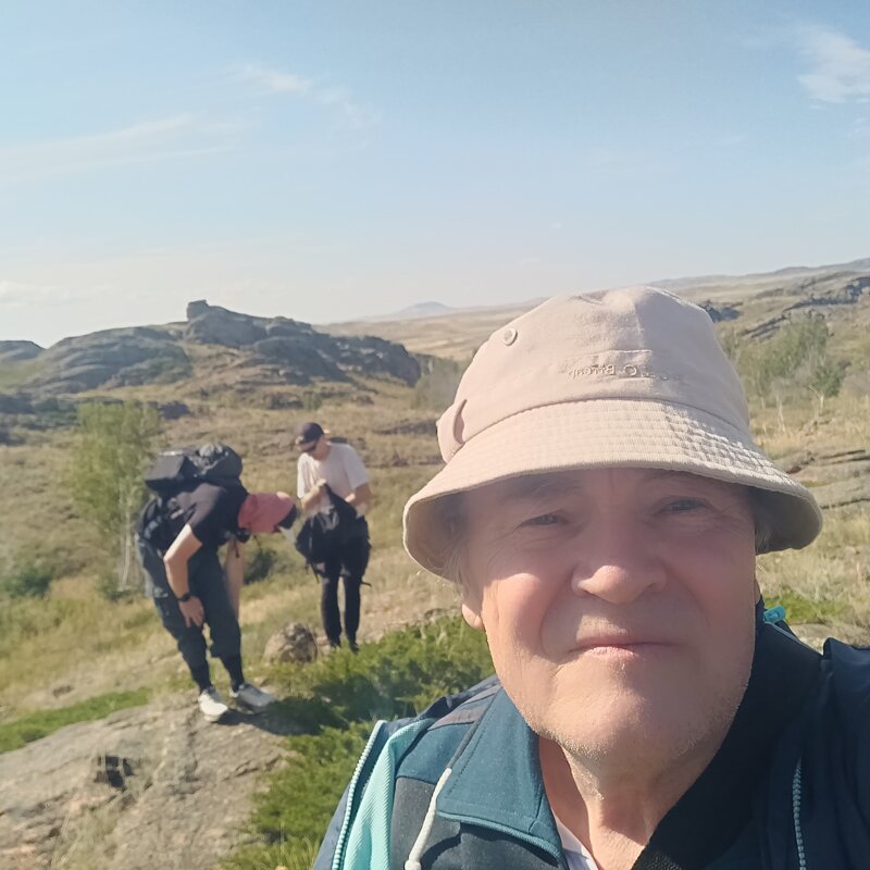 В горном походе - Андрей Хлопонин