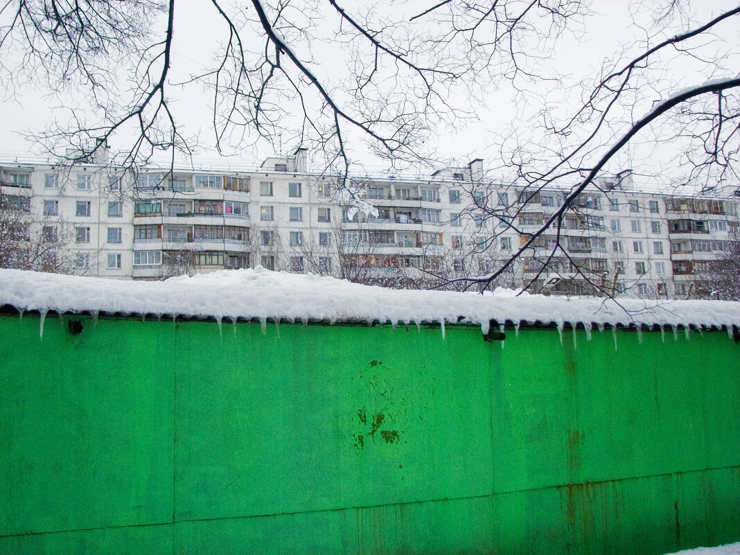 Дом за гаражами - Джованни Луче
