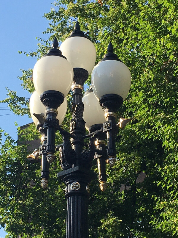 Великие Луки. Уникальные два фонаря (на фото один) у бывшего кинотеатра... - Владимир Павлов