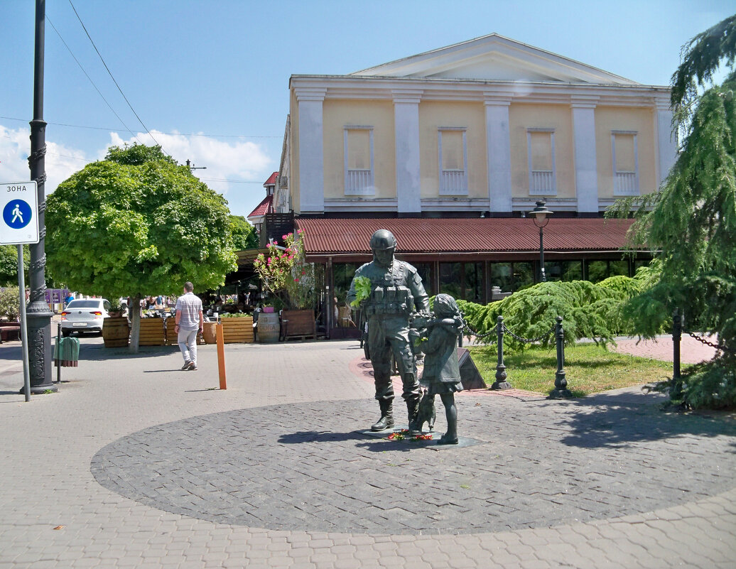 Памятник  вежливым людям,был открыт в 2016 году - Валентин Семчишин
