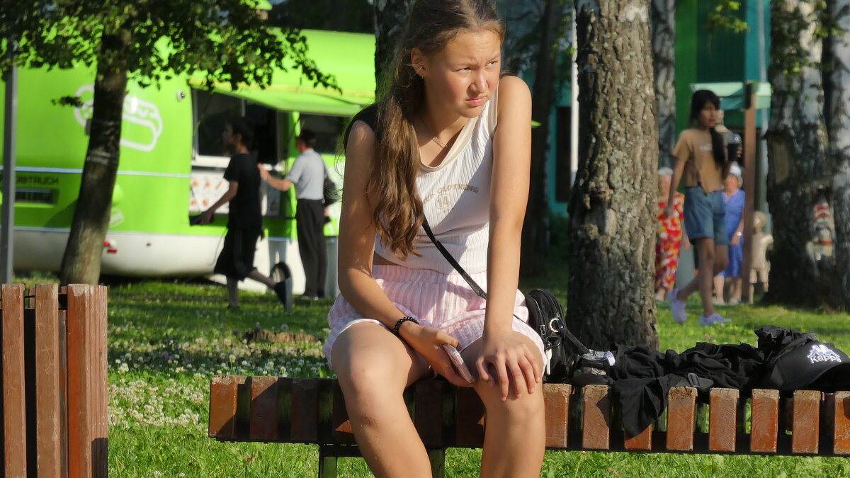 Сами купаются в фонтане , а я их одежду караулю . Где справедливость... - Вик Токарев Сами купаются в фонтане , а я их одежду караулю . Где справедливость... - Вик Токарев