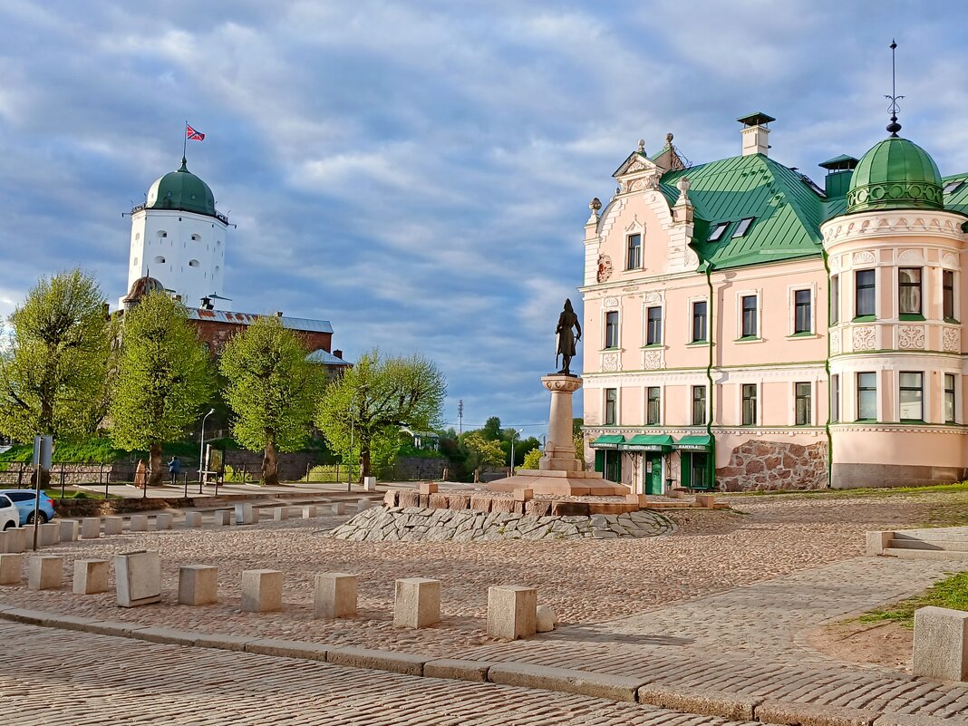 У здания бывшей Ратуши. - Лия ☼