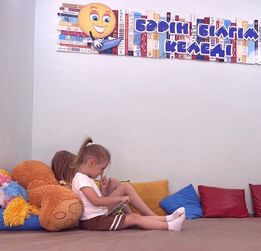 В библиотеке - Андрей Хлопонин