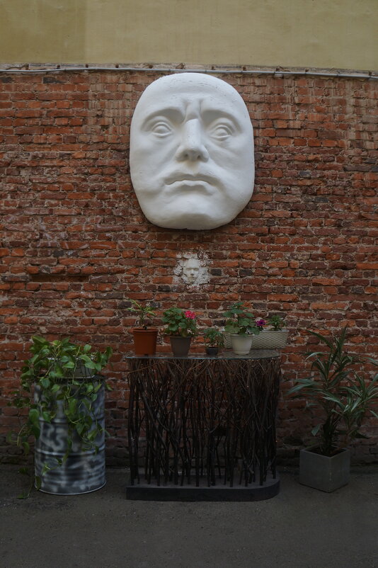 Маска Петра I во дворе особняка В.А. Слепцова - zavitok *