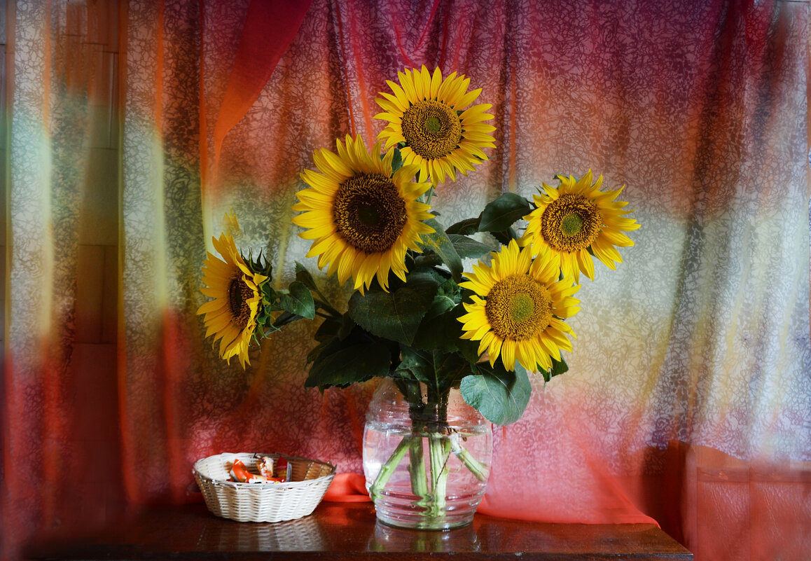 Букет подсолнухов стоит, он словно золотом  горит, лишь серединки в клетку... - Надежда Куркина 