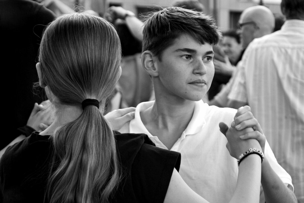 Мальчик с девочкой танцуют, картинки мысленно рисуют.. - Юрий. Шмаков