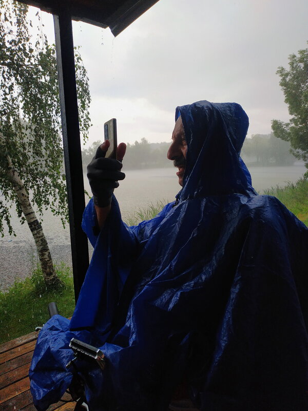 Селфи в дождь. "Интересно, дождь ничего во мне не испортил?" - Андрей Лукьянов Селфи в дождь. "Интересно, дождь ничего во мне не испортил?" - Андрей Лукьянов