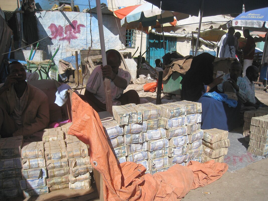 Обмен валюты в Харгейсе, столице Сомалиленда. - unix (Илья Утропов)
