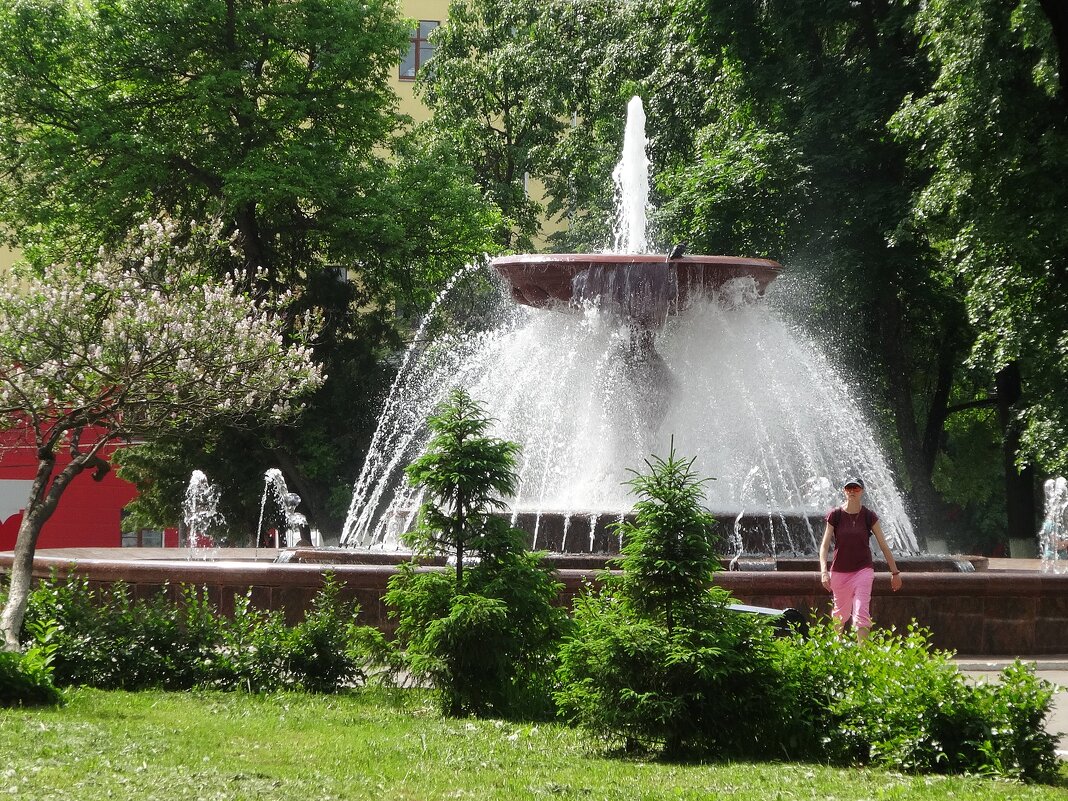 Фонтан на Театральной площади города Кирова - Лидия Бусурина