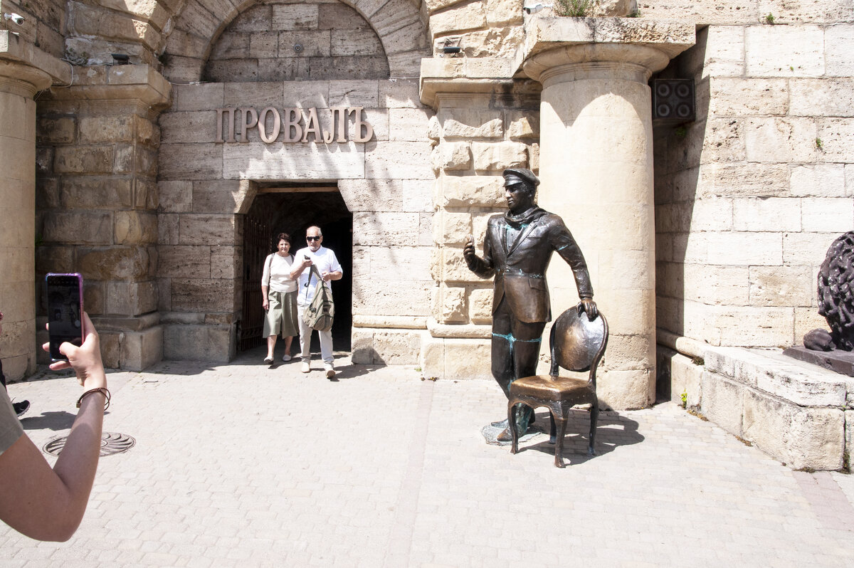 На фоне Бендера снимается семейство... - Gen 