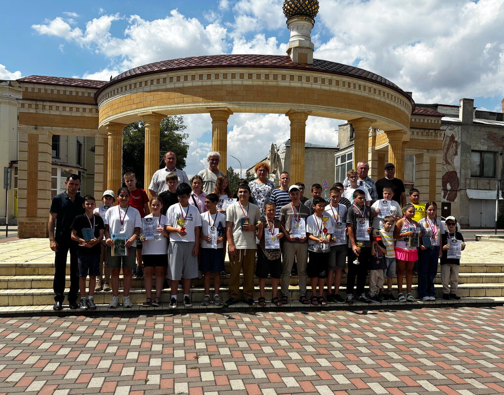 Коллективное фото после командного турнира "Дружба", посвящённого Всемирному дню шахмат... - Константин Штарк