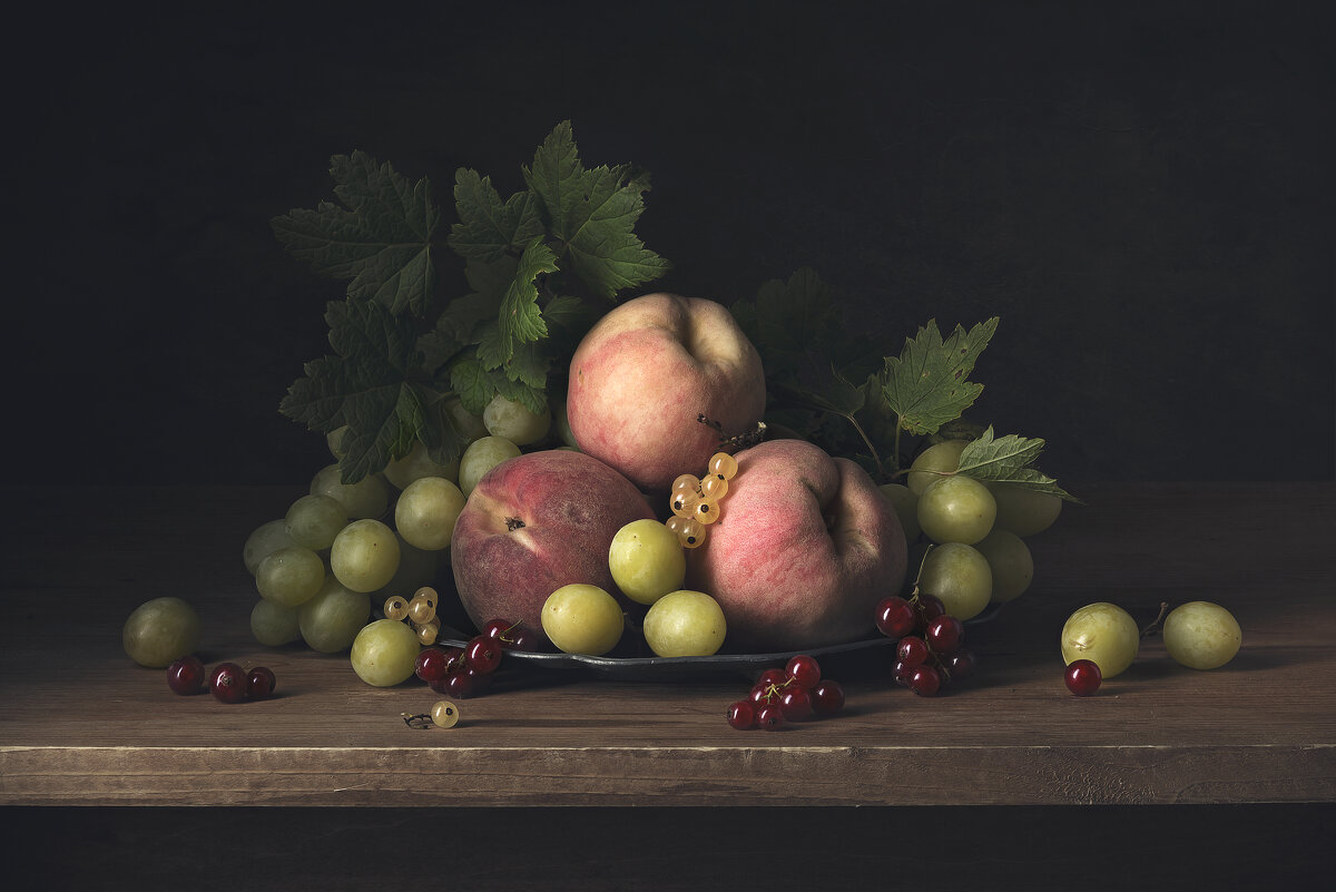 Натюрморт с персиками, смородиной и виноградом - Максим Вышарь Натюрморт с персиками, смородиной и виноградом - Максим Вышарь